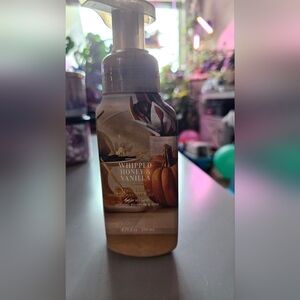 Whipped honey & vanilla foaming hand soap